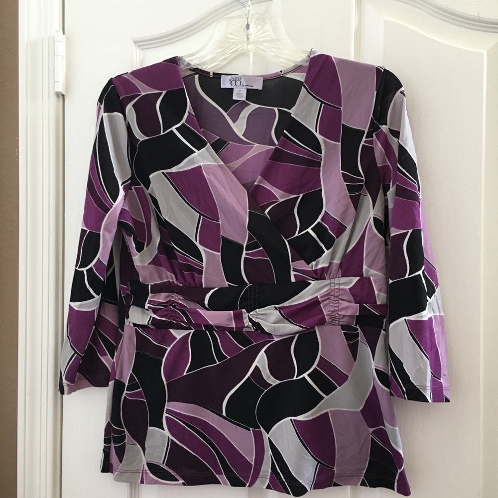 FINAL MARKDOWN Ladies nine & co top (M)